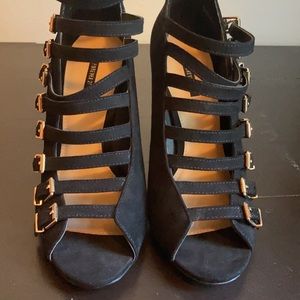 Buckle straps wedges